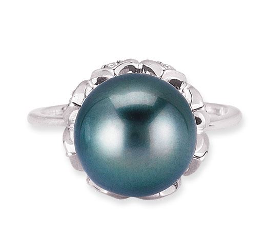 14K White Gold Ring With Diamonds And Center Black Pearl